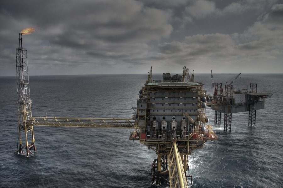 Una plataforma de producción offshore bajo nubes densas, con la antorcha a la izquierda