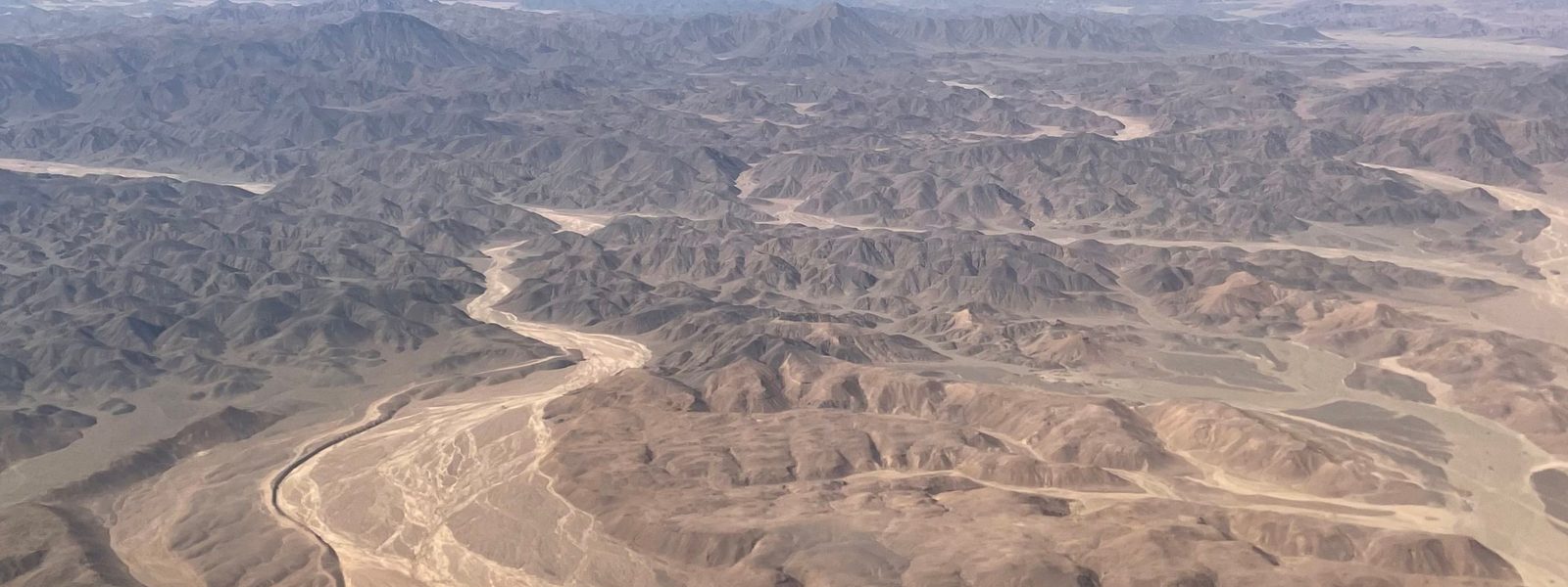Vista aérea de un valle árido cortado por cauces secos trenzados